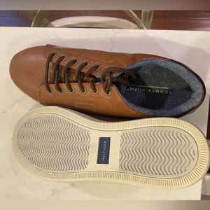 Tommy Hilfiger Men's Leather Dress Sneaker